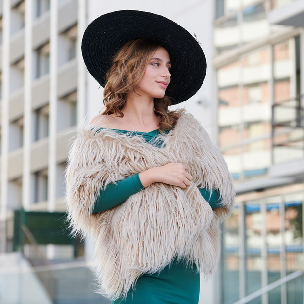 Pamela con plumas de Emú