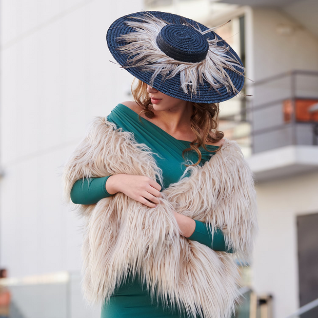 Pamela con plumas de Emú